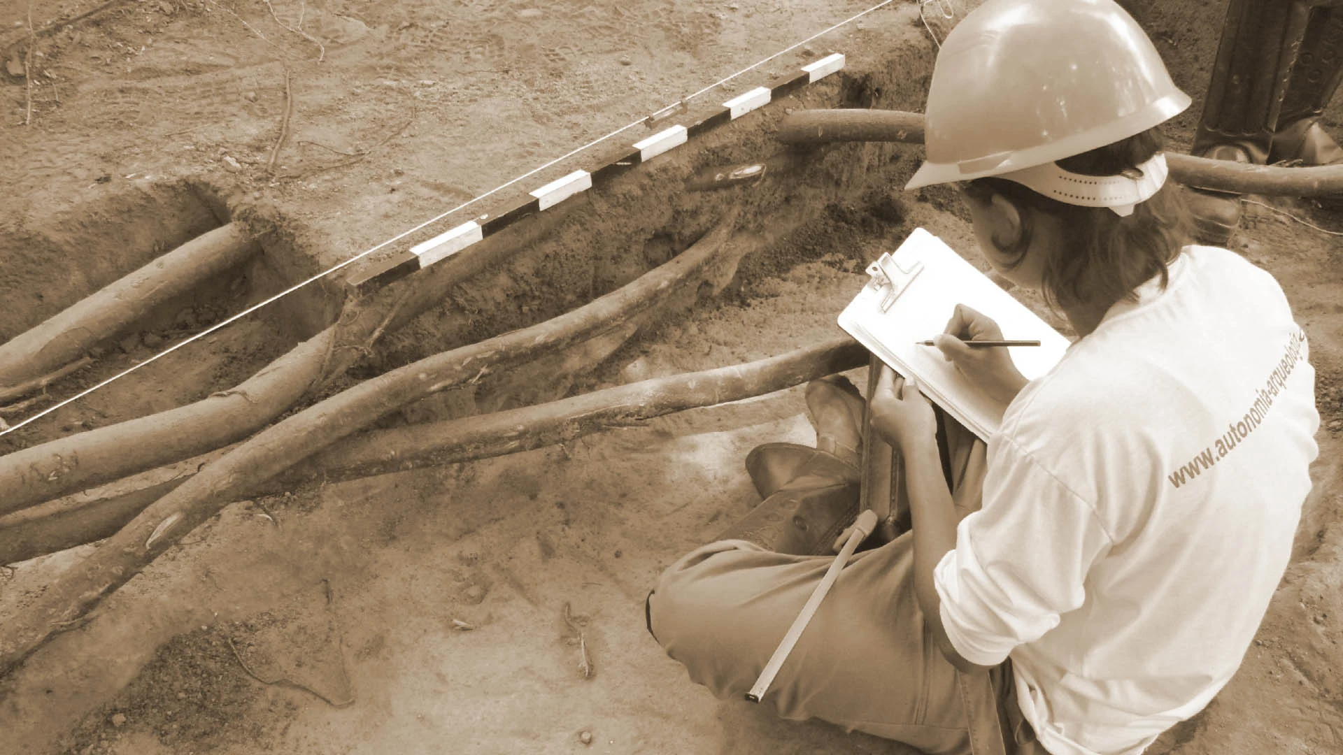 Autonomia Arqueologia: profissional registrando informações em uma área de pesquisa arqueológica, em fotografia do site da Autonomia Profissional registrando informações em uma área de pesquisa arqueológica, em fotografia do site da Autonomia.