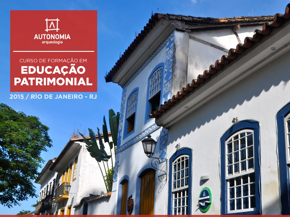 Autonomia Arqueologia: educação patrimonial: marca aplicada à comunicação Peça de divulgação do curso de educação patrimonial, com marca Autonomia e fotografia de arquitetura histórica.