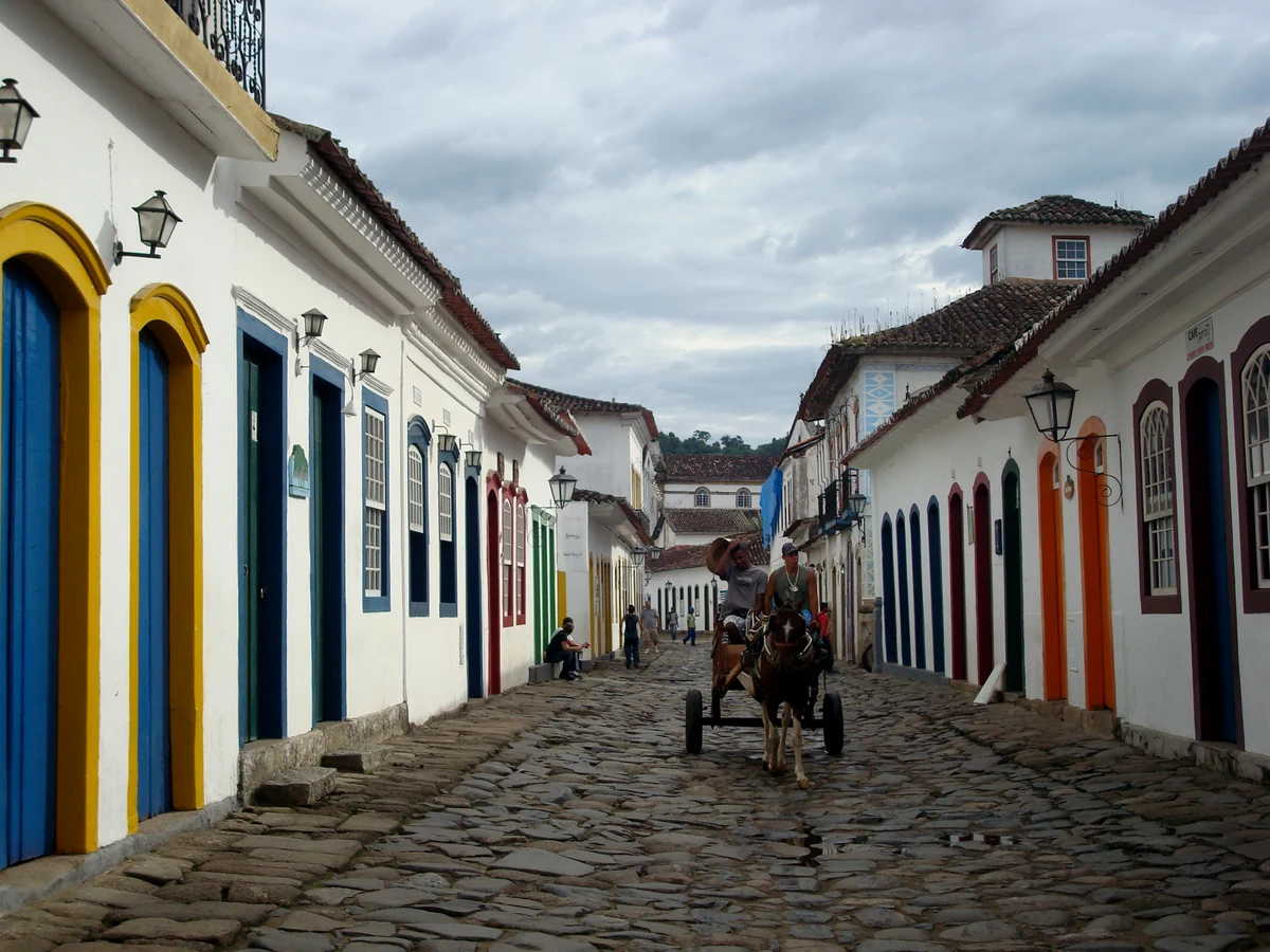 Autonomia Arqueologia: patrimônio e arquitetura Rua de pedra com fachadas históricas coloridas em Paraty.