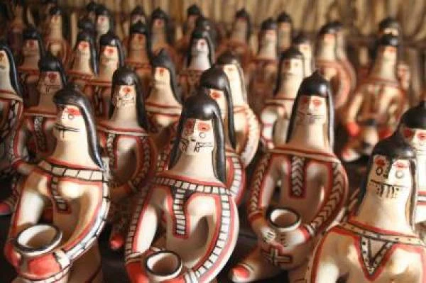 Autonomia Arqueologia: cultura material Conjunto de bonecas de cerâmica ritxoko, com grafismos e diferentes tamanhos.