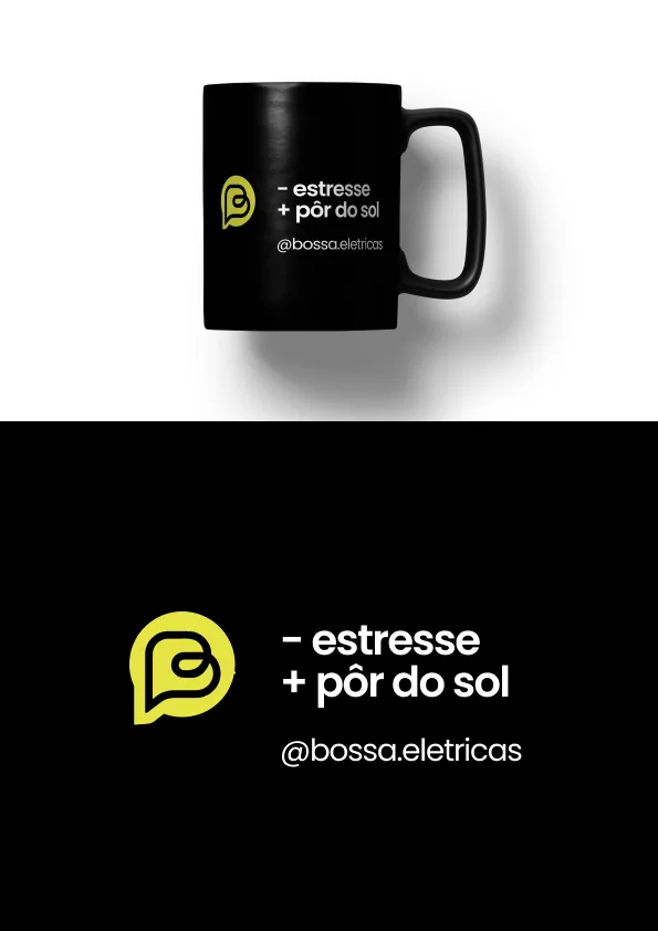 Caneca preta da Bossa Elétrica com o símbolo e a assinatura da marca.