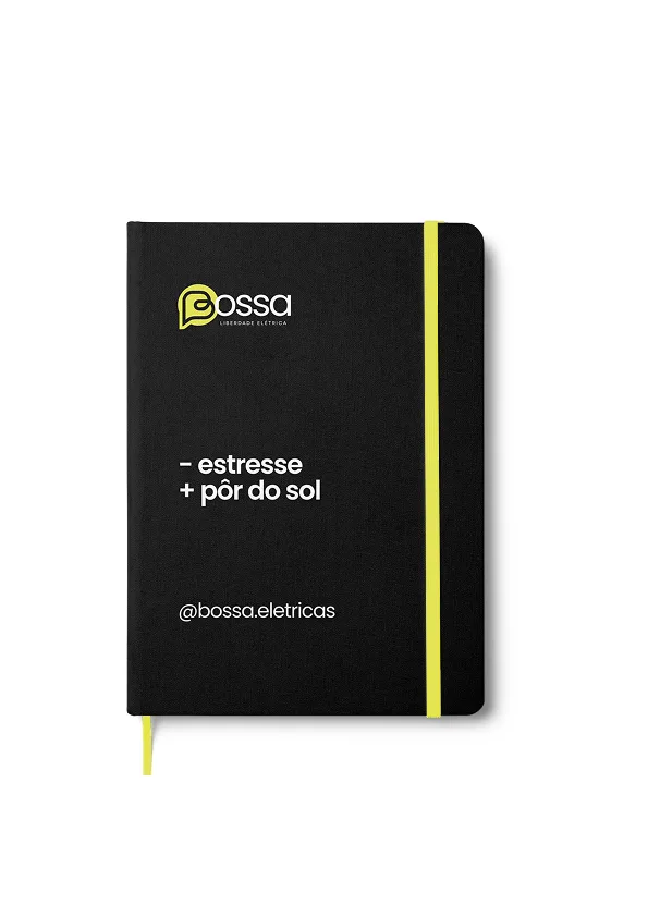 Caderno preto da Bossa Elétrica com elástico amarelo e símbolo da marca.