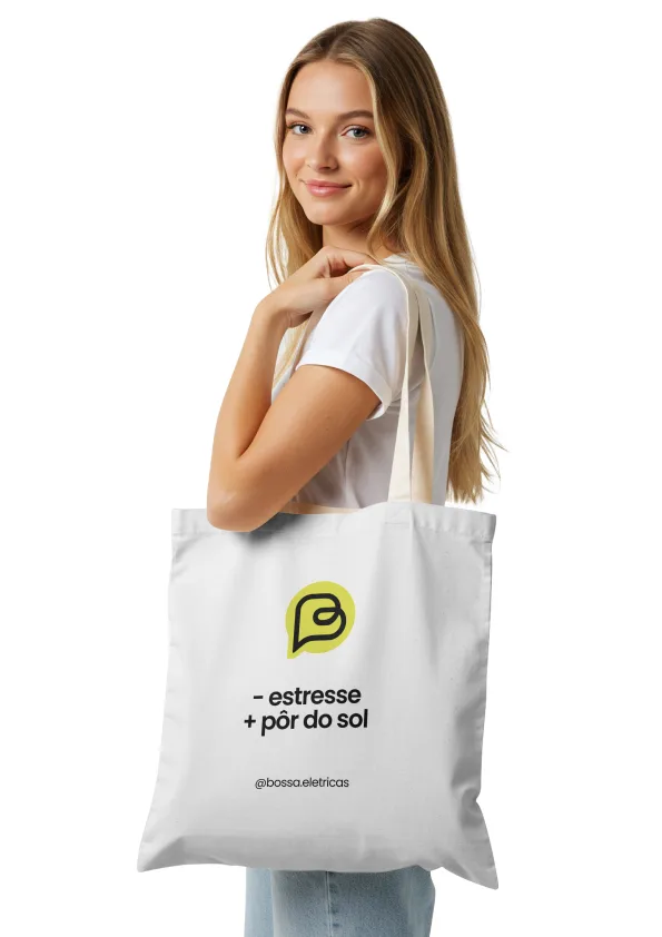 Ecobag branca da Bossa Elétrica com a assinatura da campanha.