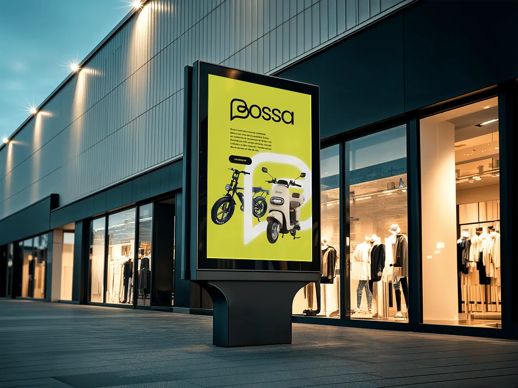Mídia externa da Bossa Elétrica em totem de shopping, com os dois modelos sobre o amarelo da marca.