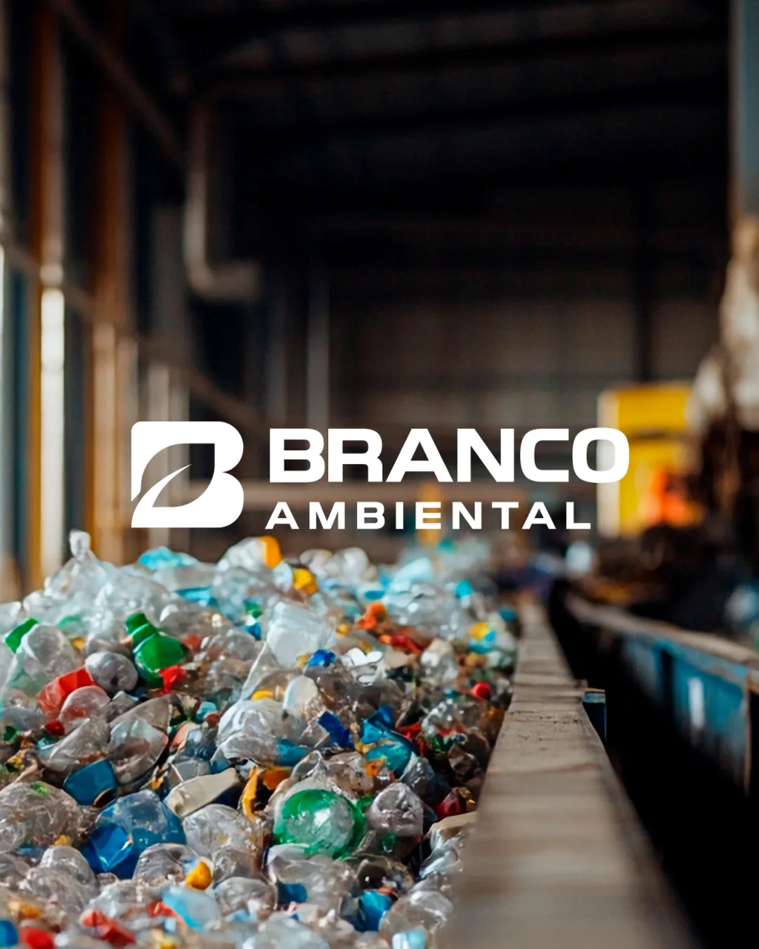 Marca Branco Ambiental sobre uma operação de triagem de recicláveis.