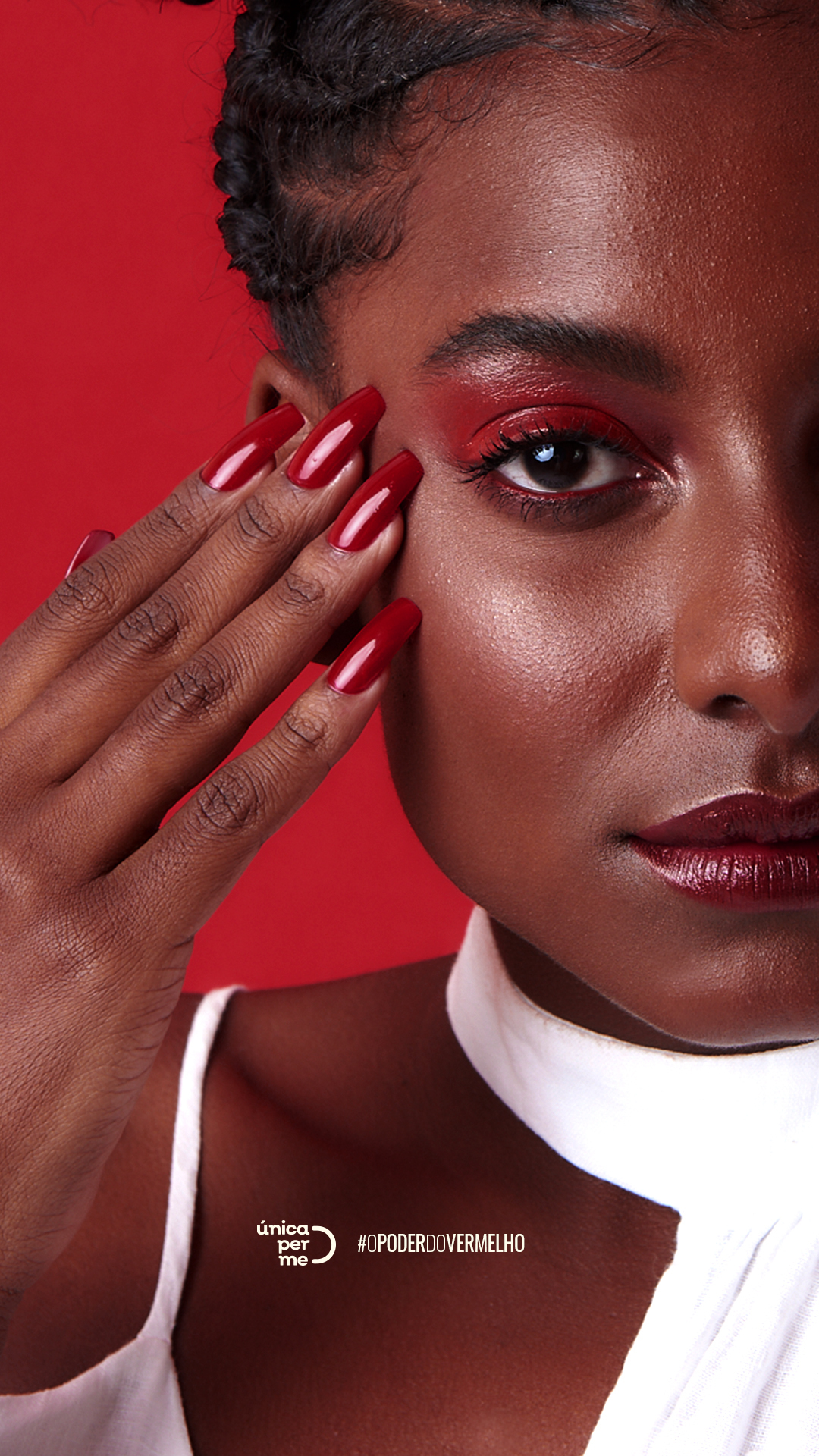 Story Capsule One com modelo, maquiagem vermelha e assinatura da campanha.