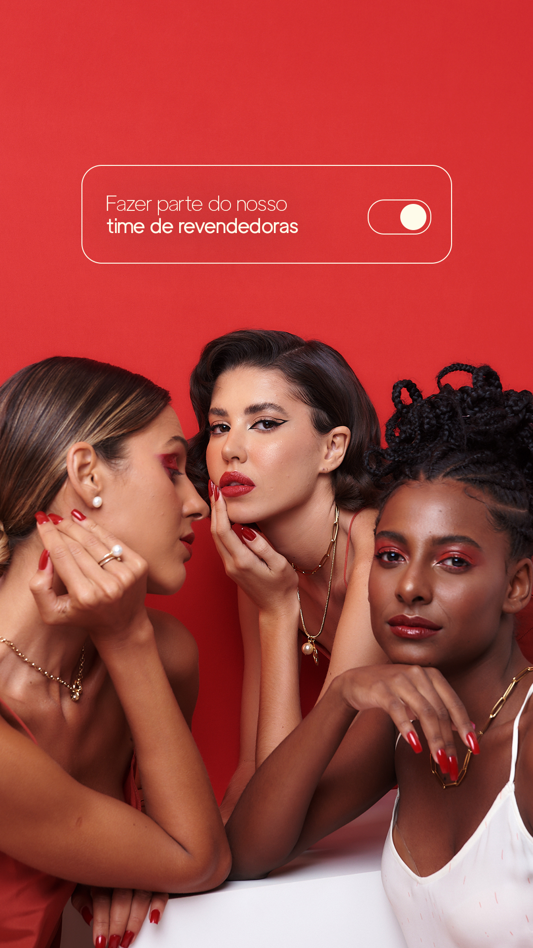 Peça vertical Capsule One com modelos e convite para integrar o time de revendedoras.