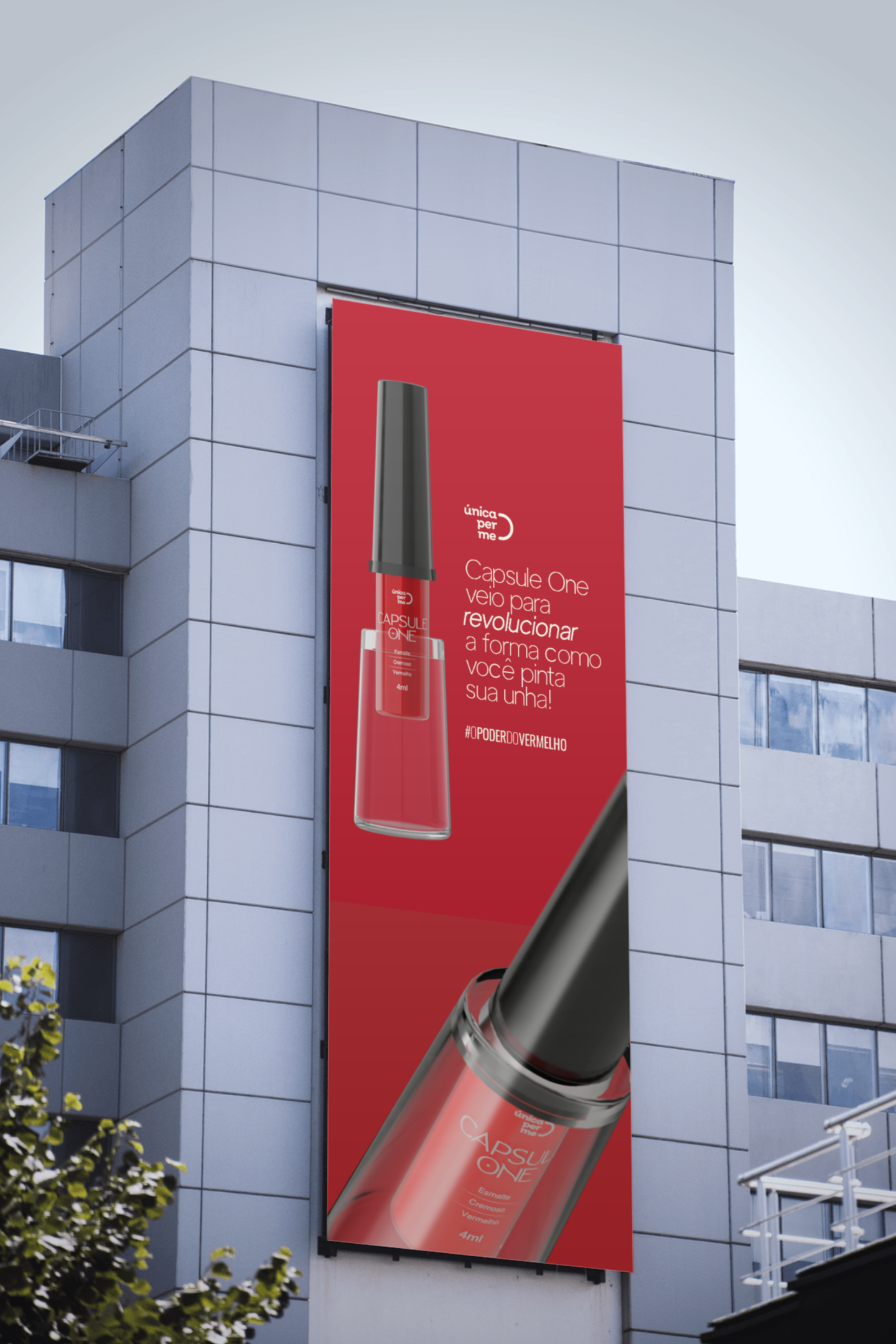 Apresentação de publicidade Capsule One em empena de edifício, com frasco e identidade da campanha.