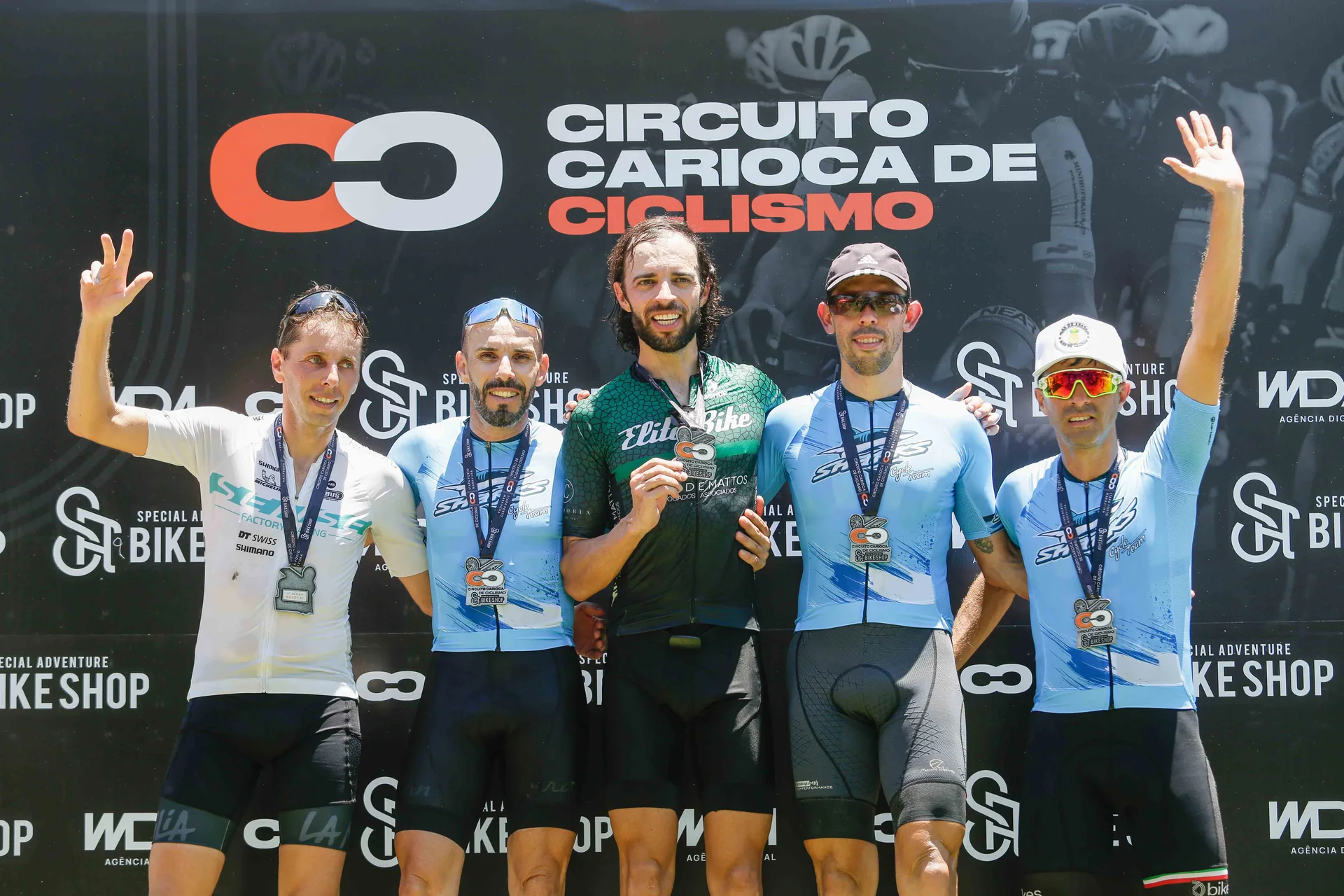 Ciclistas com medalhas no pódio do Circuito Carioca de Ciclismo.