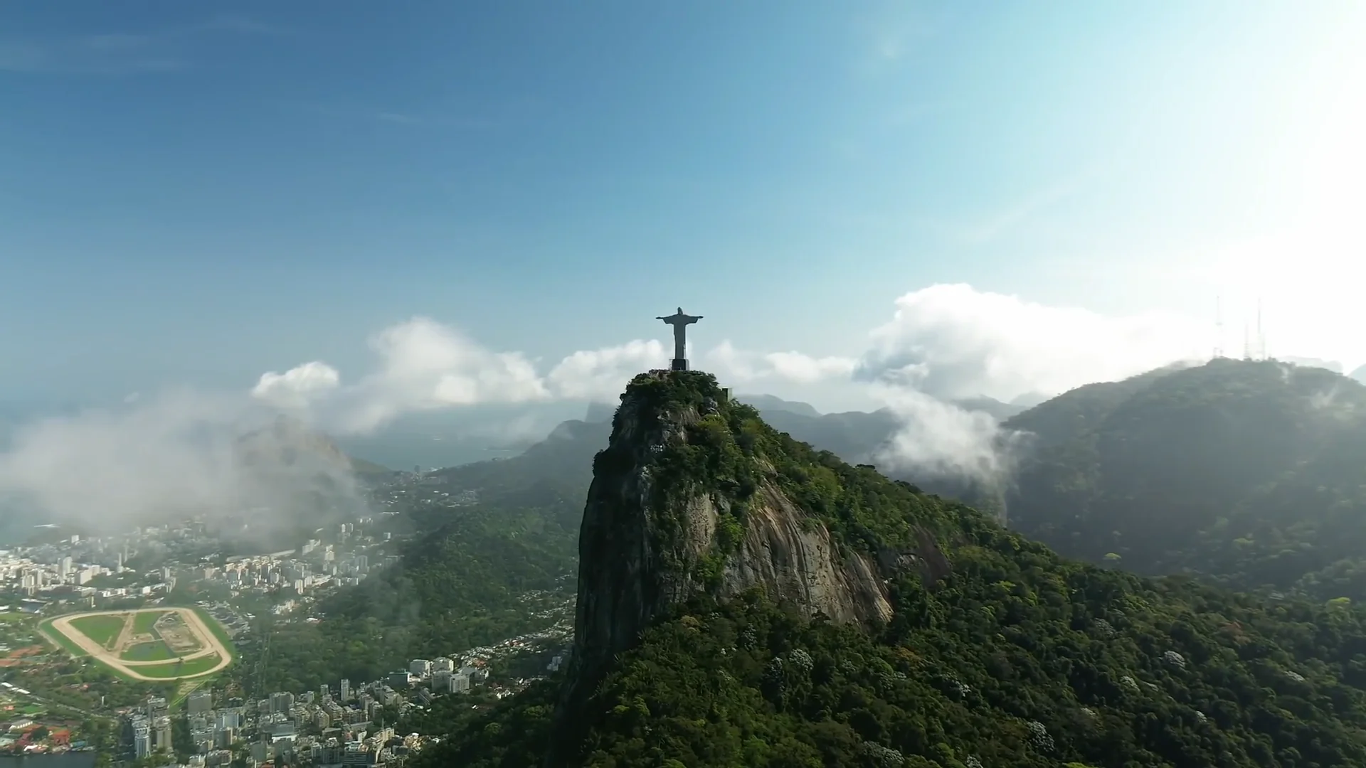 Cristo Redentor e paisagem do Rio de Janeiro, em um quadro do vídeo de abertura do site da Chouzal Leitão.
