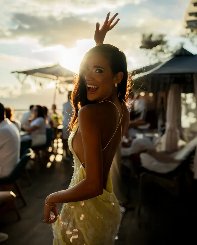 Mulher celebrando em um encontro ao ar livre.