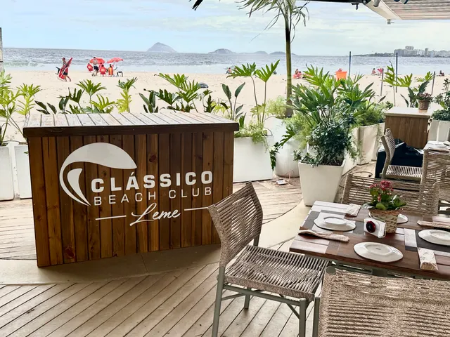 Balcão do Classico Beach Club Leme diante da praia.