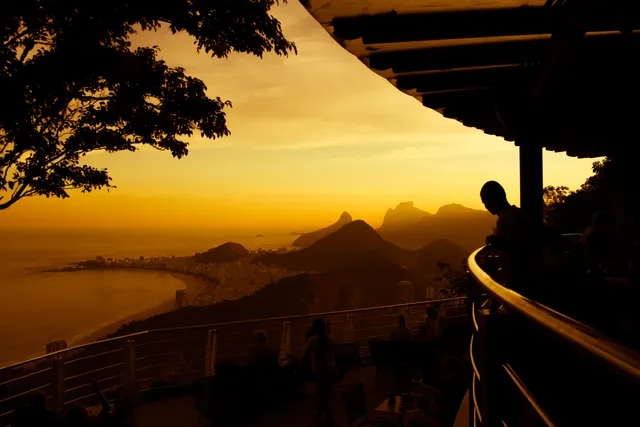 Vista do pôr do sol sobre a paisagem do Rio de Janeiro.