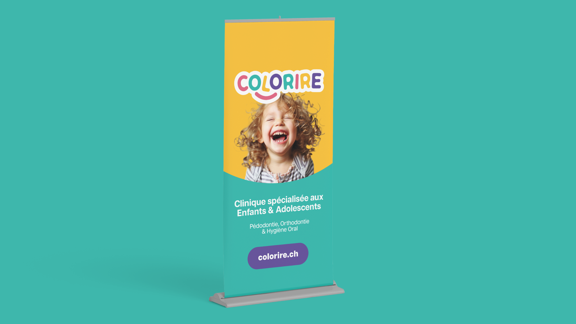 Roll-up COLORIRE com fotografia infantil.