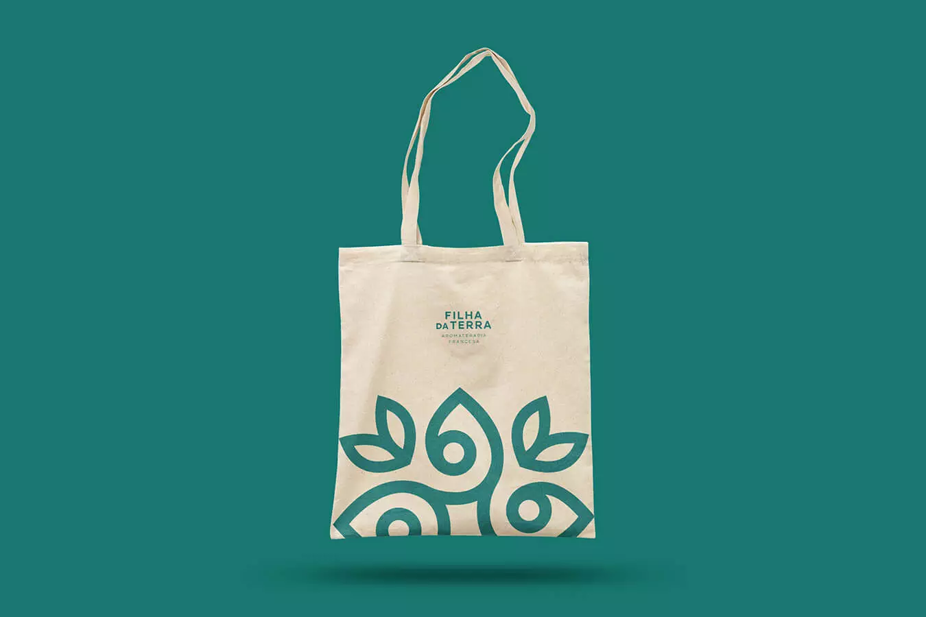 Ecobag da Filha da Terra com o símbolo da marca.