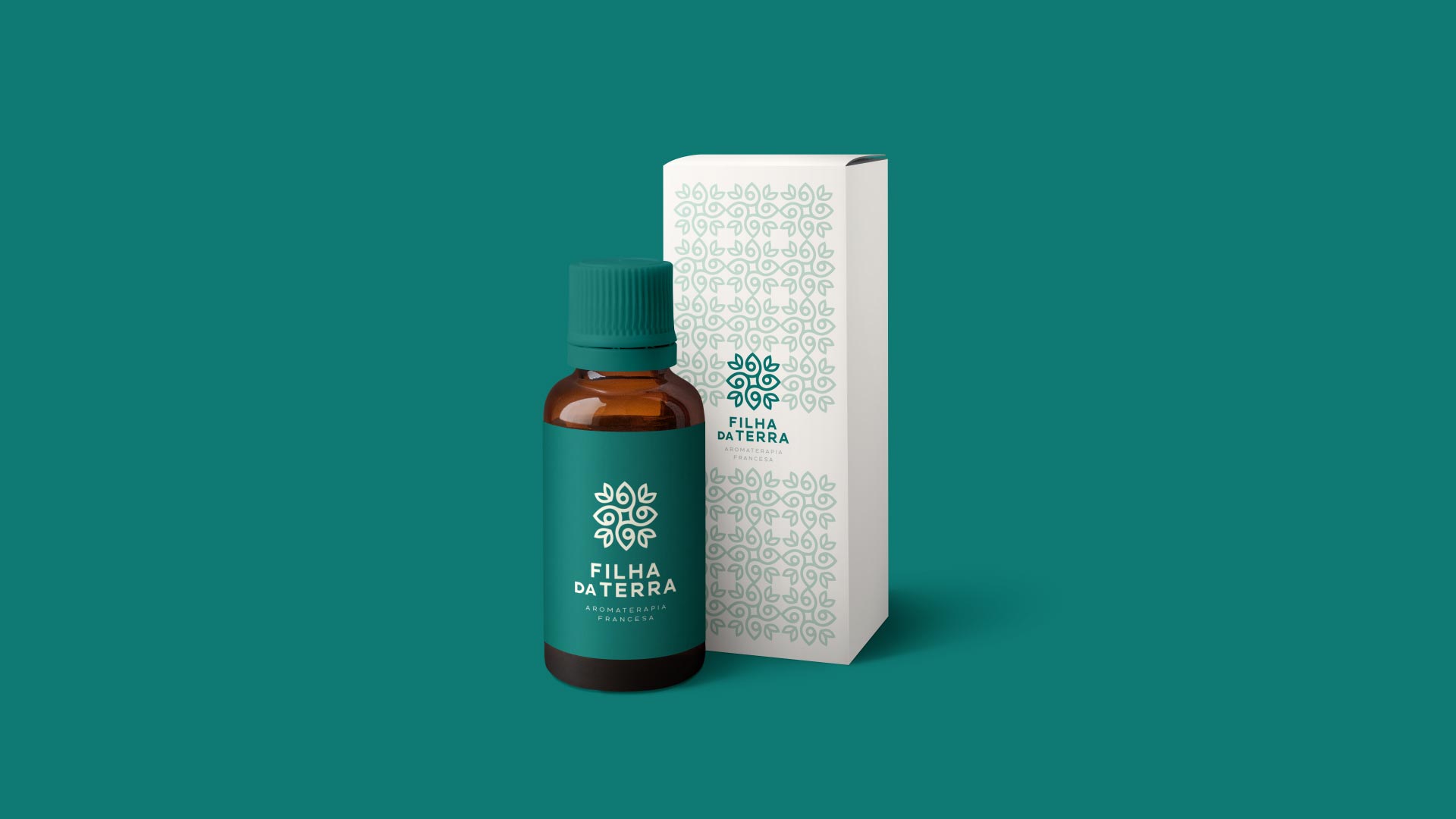 Frasco e embalagem da Filha da Terra com o padrão da marca.