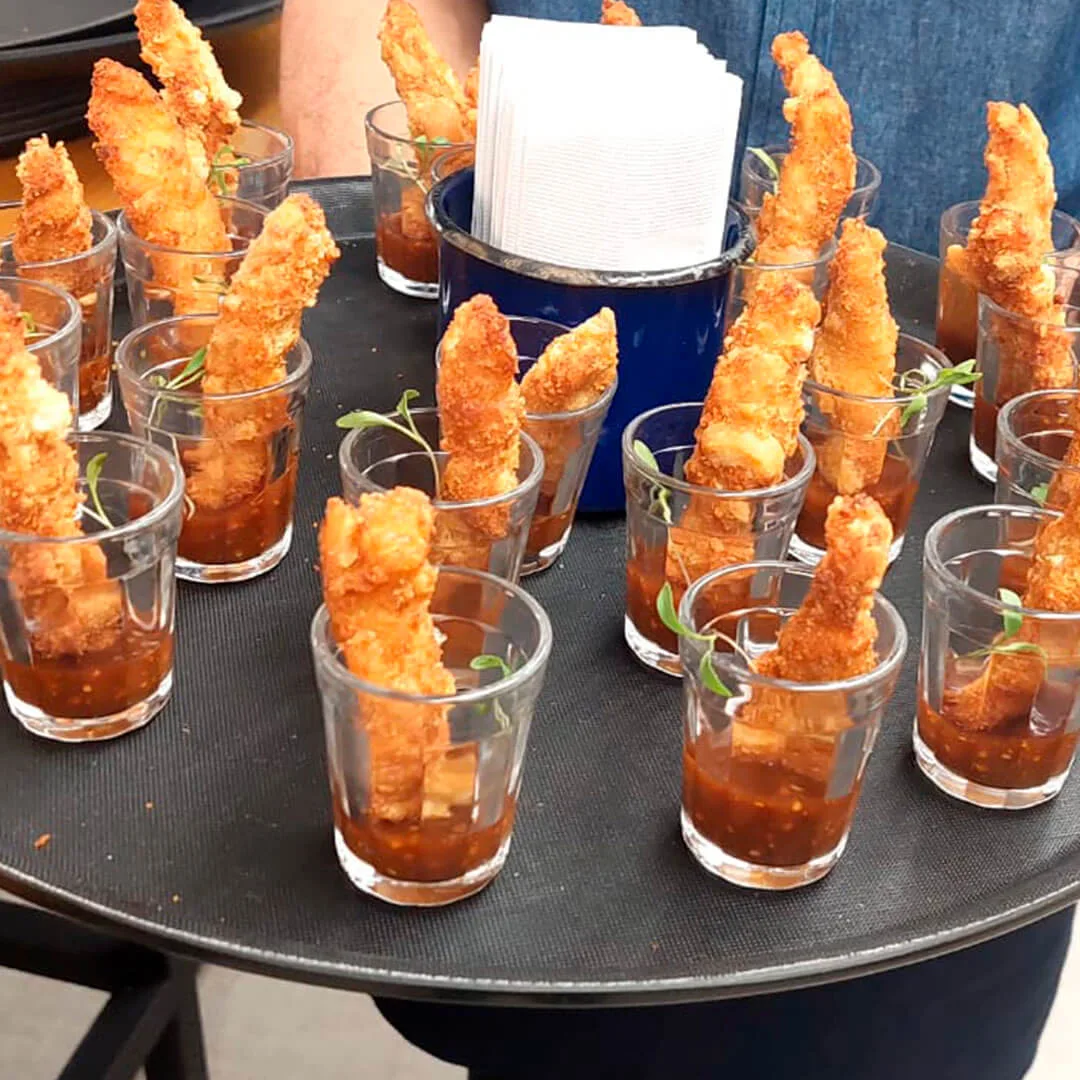 Aperitivos servidos individualmente em um evento.