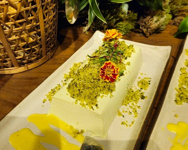 Sobremesa decorada para uma ocasião especial.