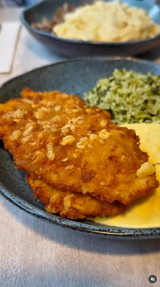 Prato empanado do Gula Gula acompanhado de arroz e purê.