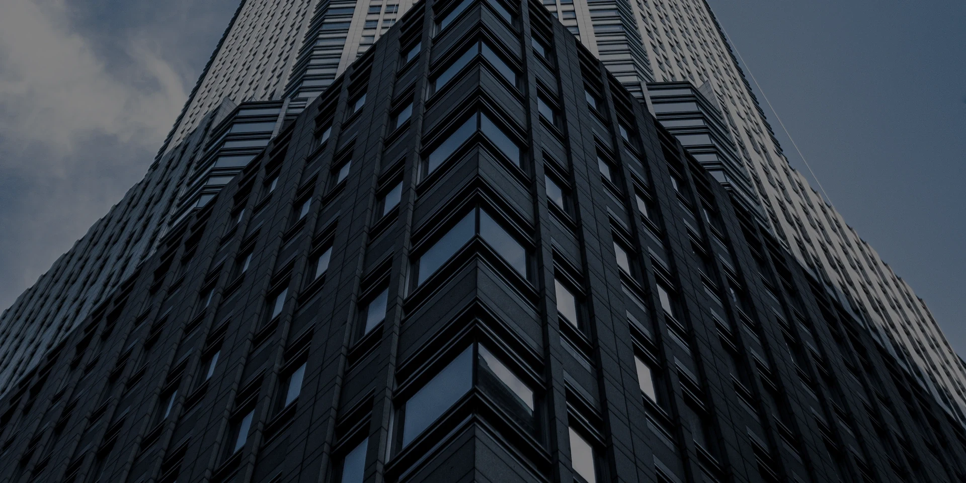 Fachada de edifício vista de baixo, em imagem do site HeadInvest.