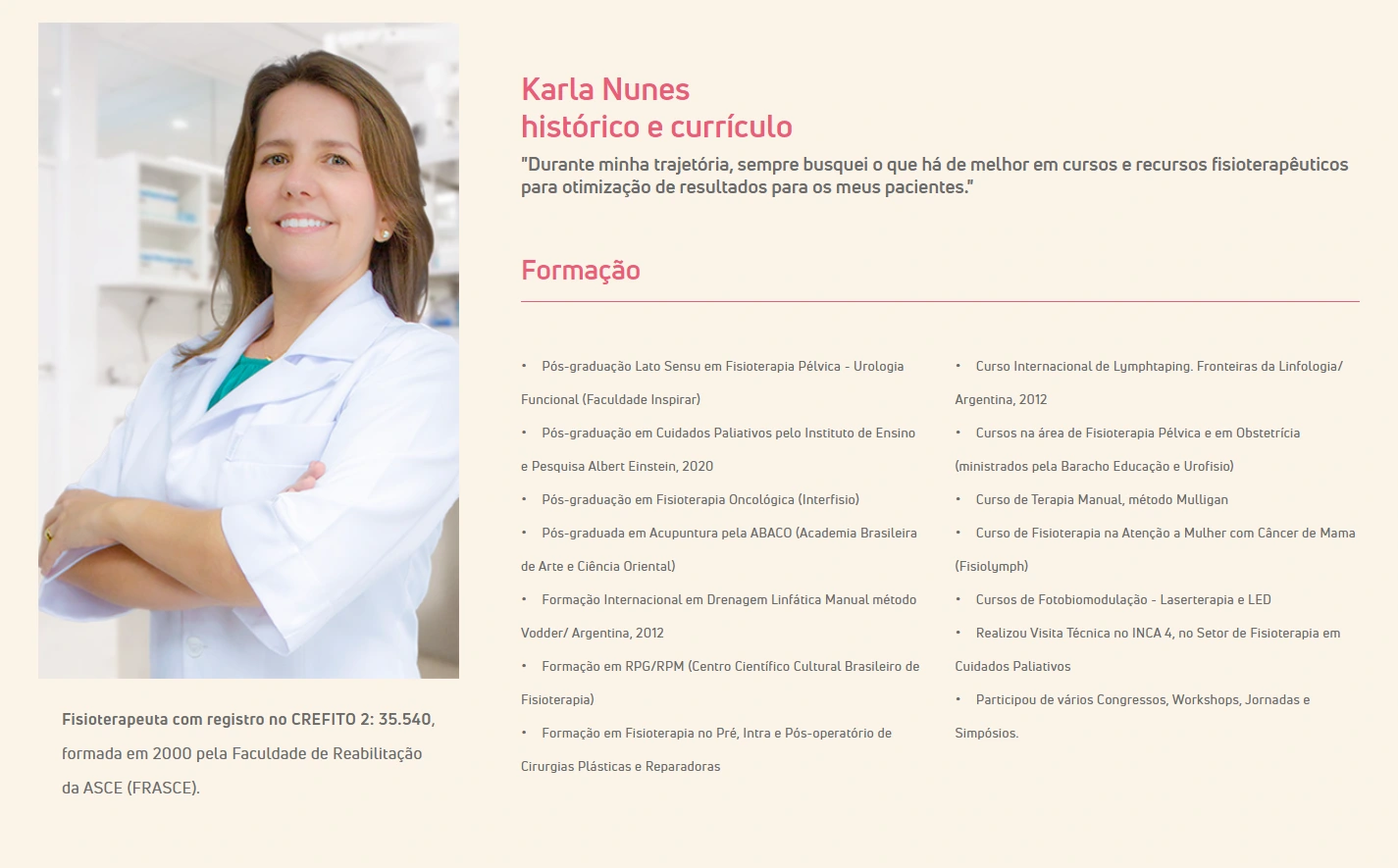 Seção real da página Sobre de Karla Nunes, com retrato, histórico, currículo e formação organizada em colunas Seção real da página Sobre de Karla Nunes, com retrato, histórico, currículo e formação organizada em colunas.