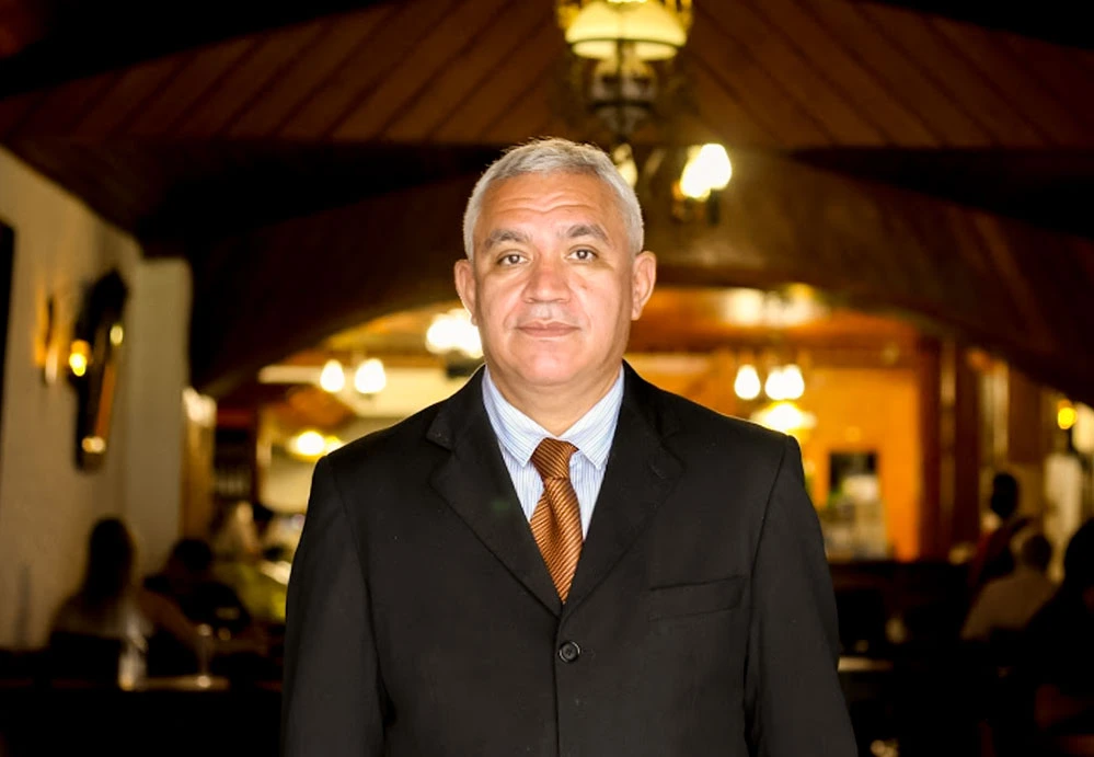 Retrato de um integrante do atendimento no salão, publicado no site da Majórica Rio.