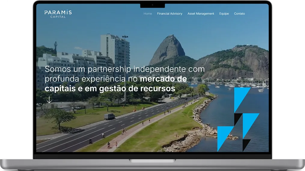 Abertura do website Paramis Capital em notebook, com a paisagem do Rio de Janeiro.