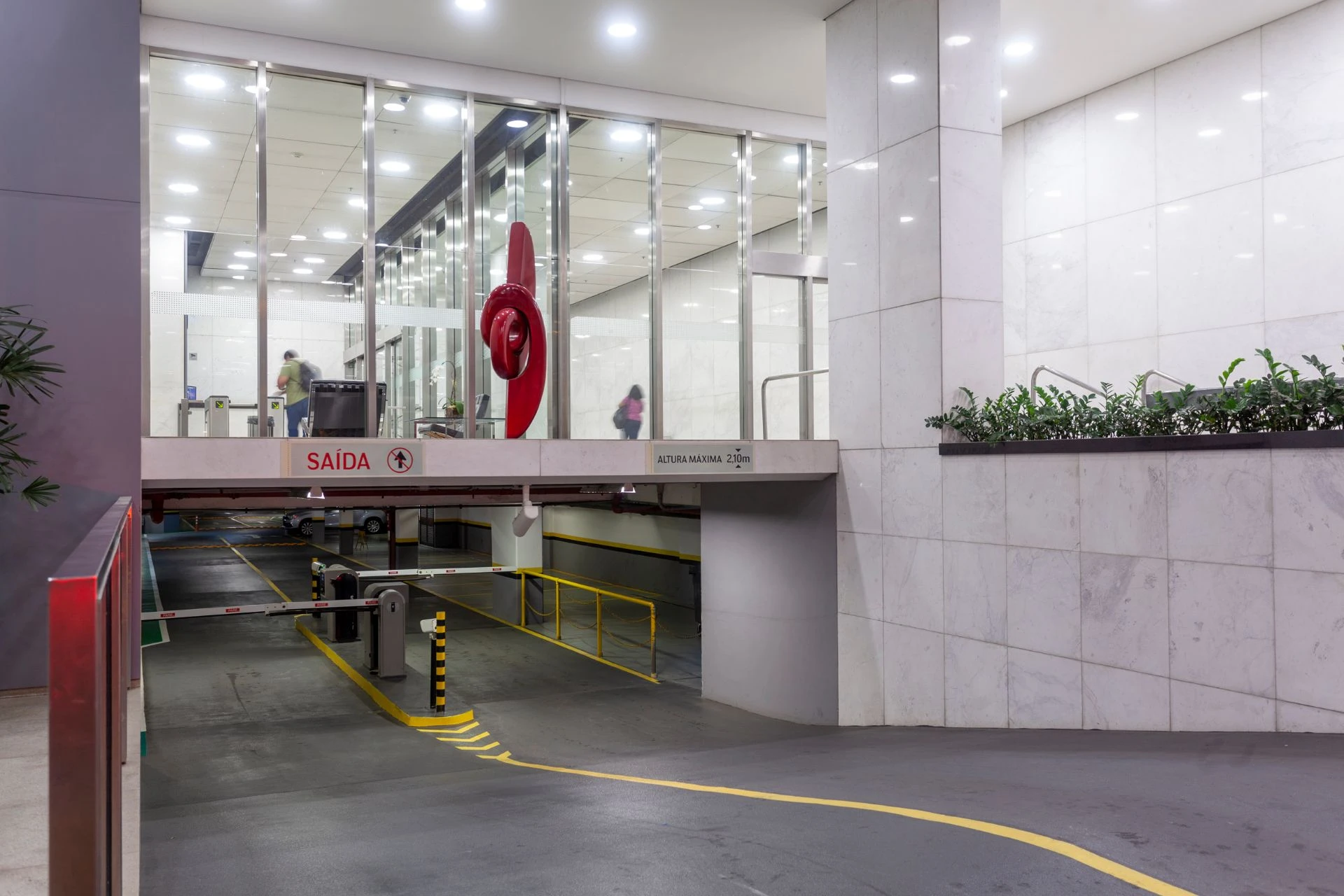 Entrada da garagem do Park Towers, com rampa e área de acesso.