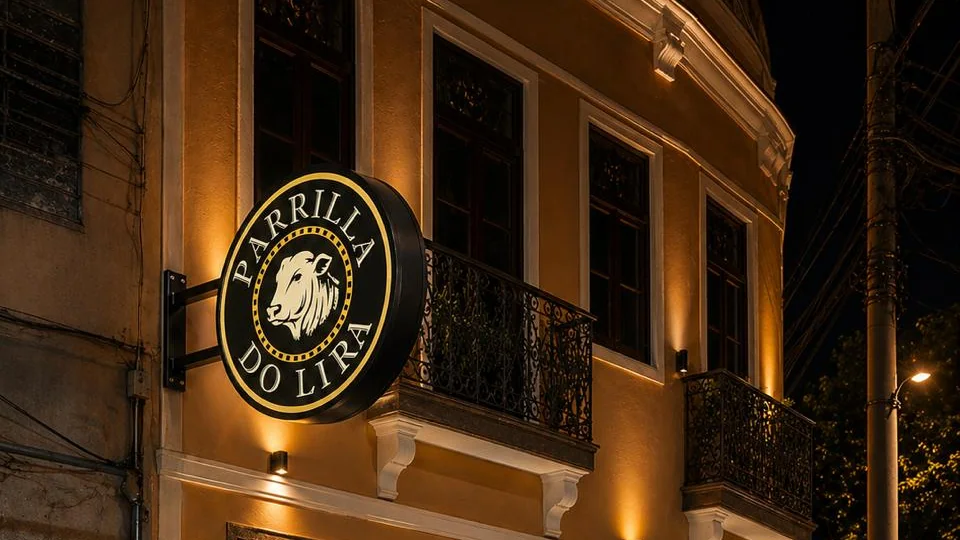 Parrilla do Lira illuminated facade and brand sign.