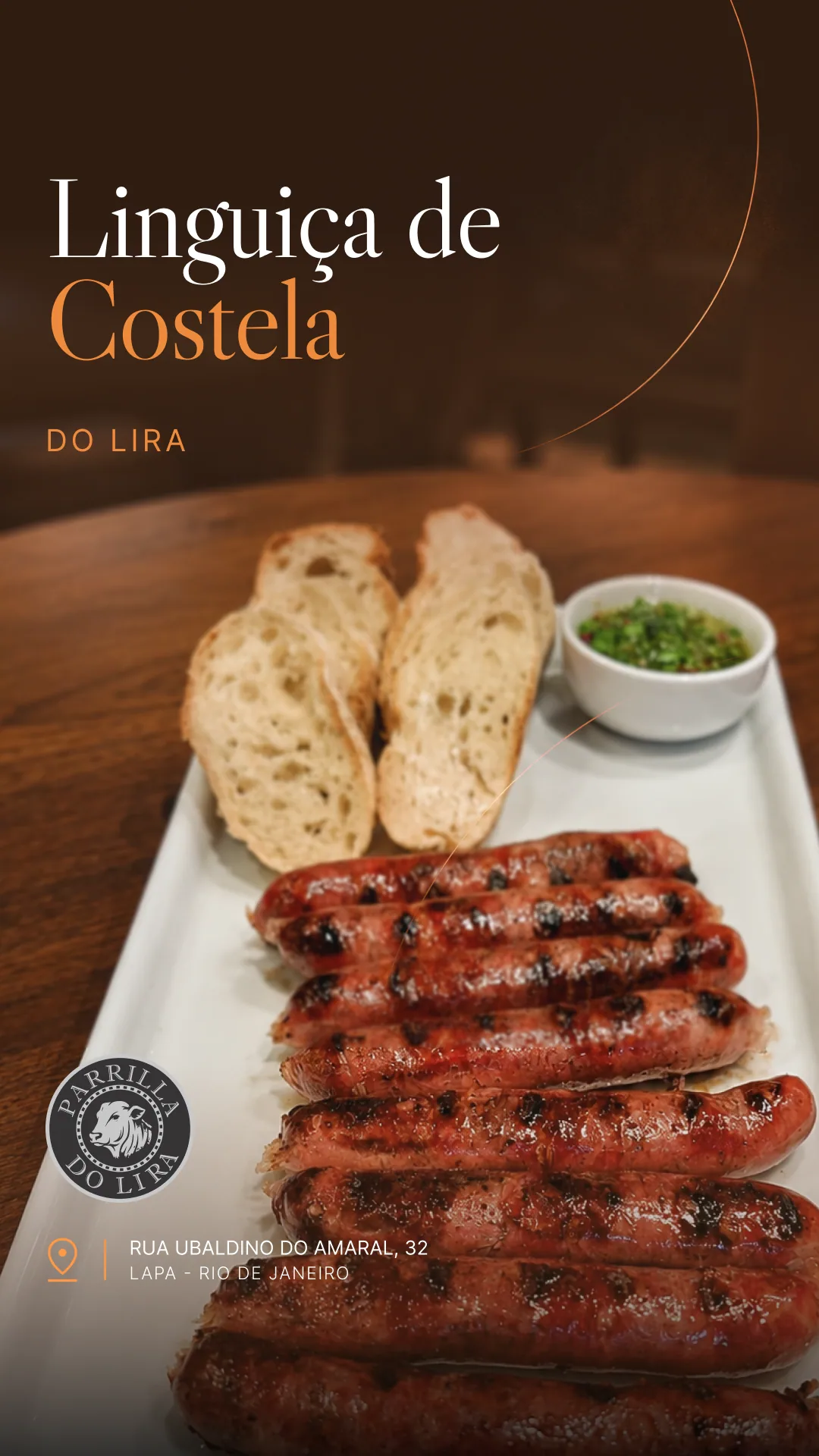 Arte vertical da Parrilla do Lira sobre linguiça de costela.