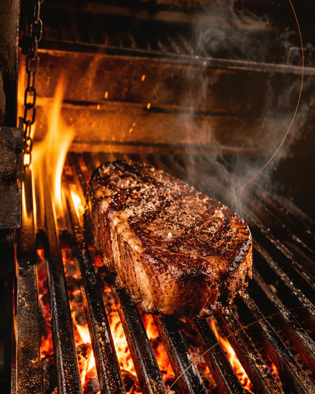 Arte da Parrilla do Lira com carne sobre a chama.