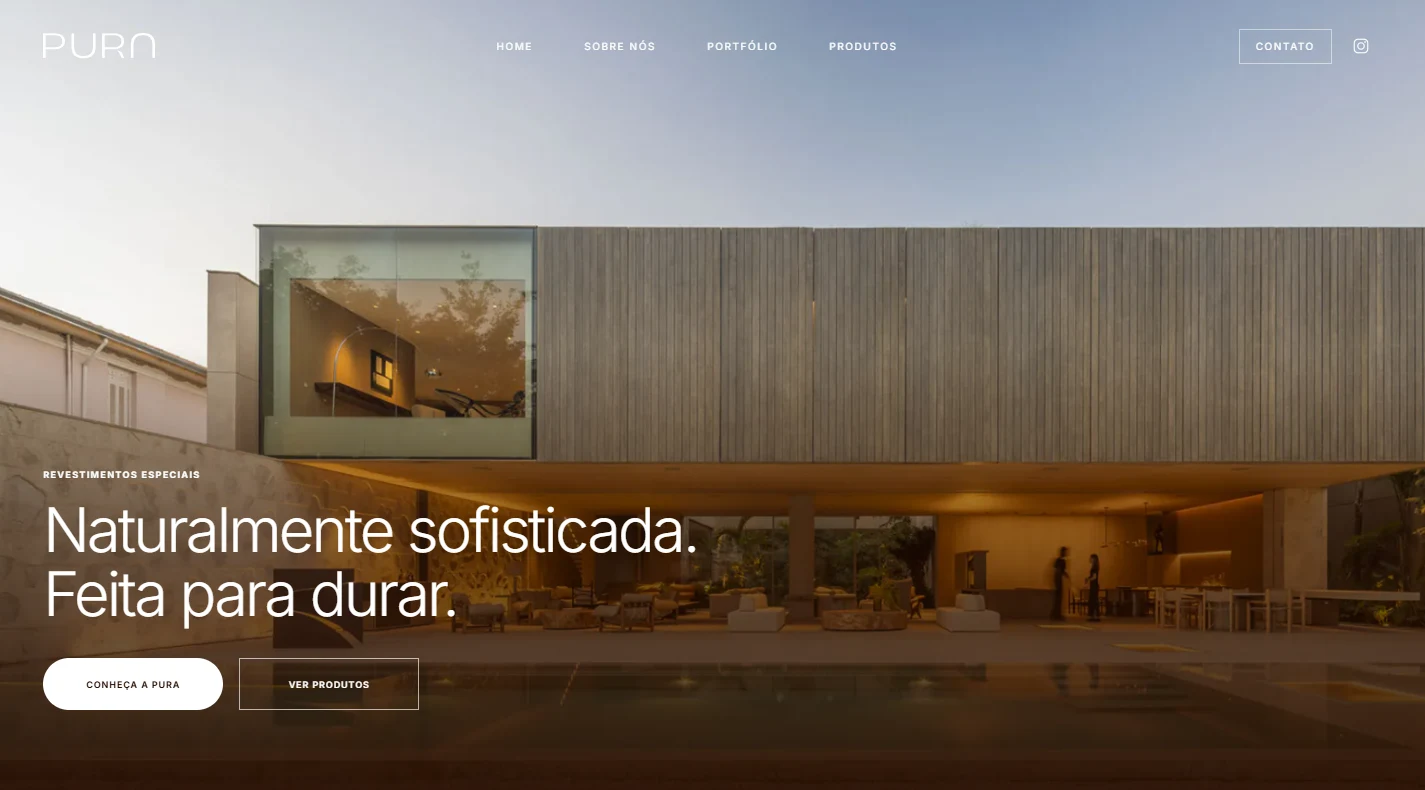 Pura: apresentação da marca e entrada para os produtos Abertura do site Pura no desktop, com imagem de arquitetura, apresentação da marca e acesso aos produtos.