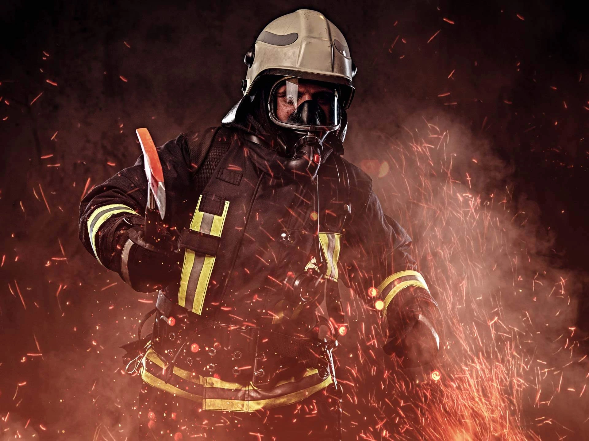 Profissional com capacete e equipamento de combate a incêndio, em imagem utilizada pela Resgate Fire.