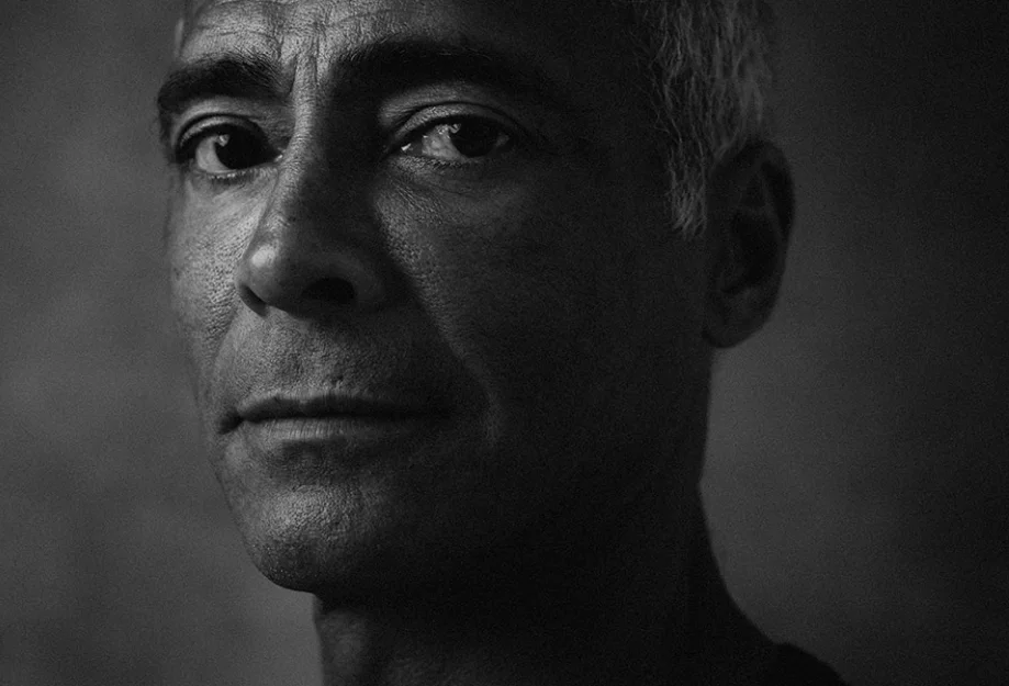 Retrato em preto e branco de Romário.