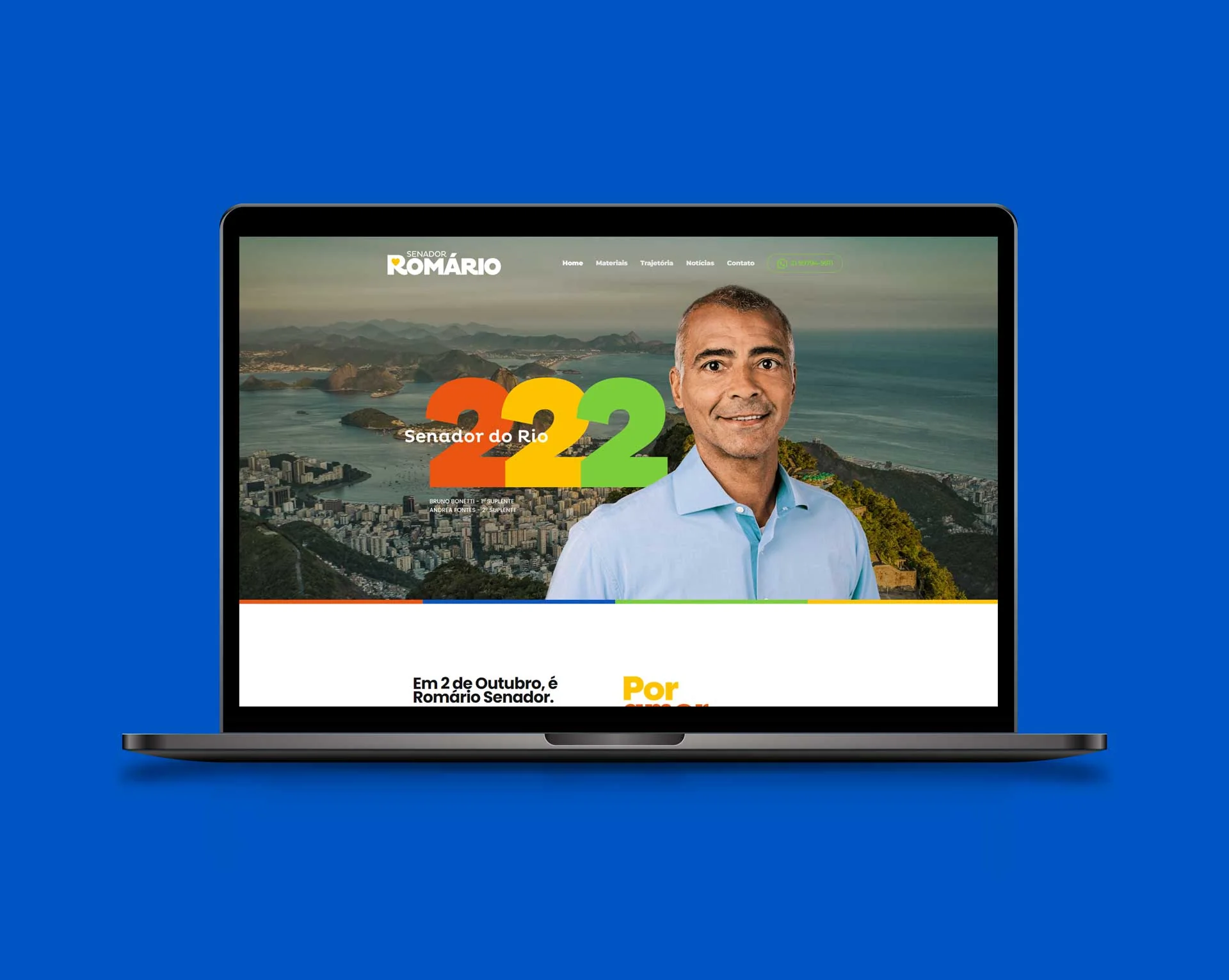 Página inicial do website Romário 222 apresentada em notebook sobre fundo azul.