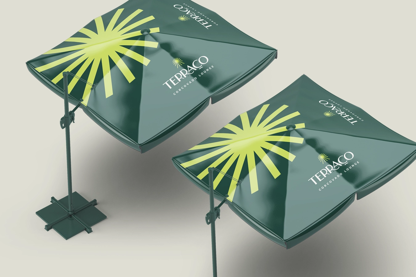 Ombrelones verdes com o símbolo solar e a marca Terraço Corcovado Lounge.