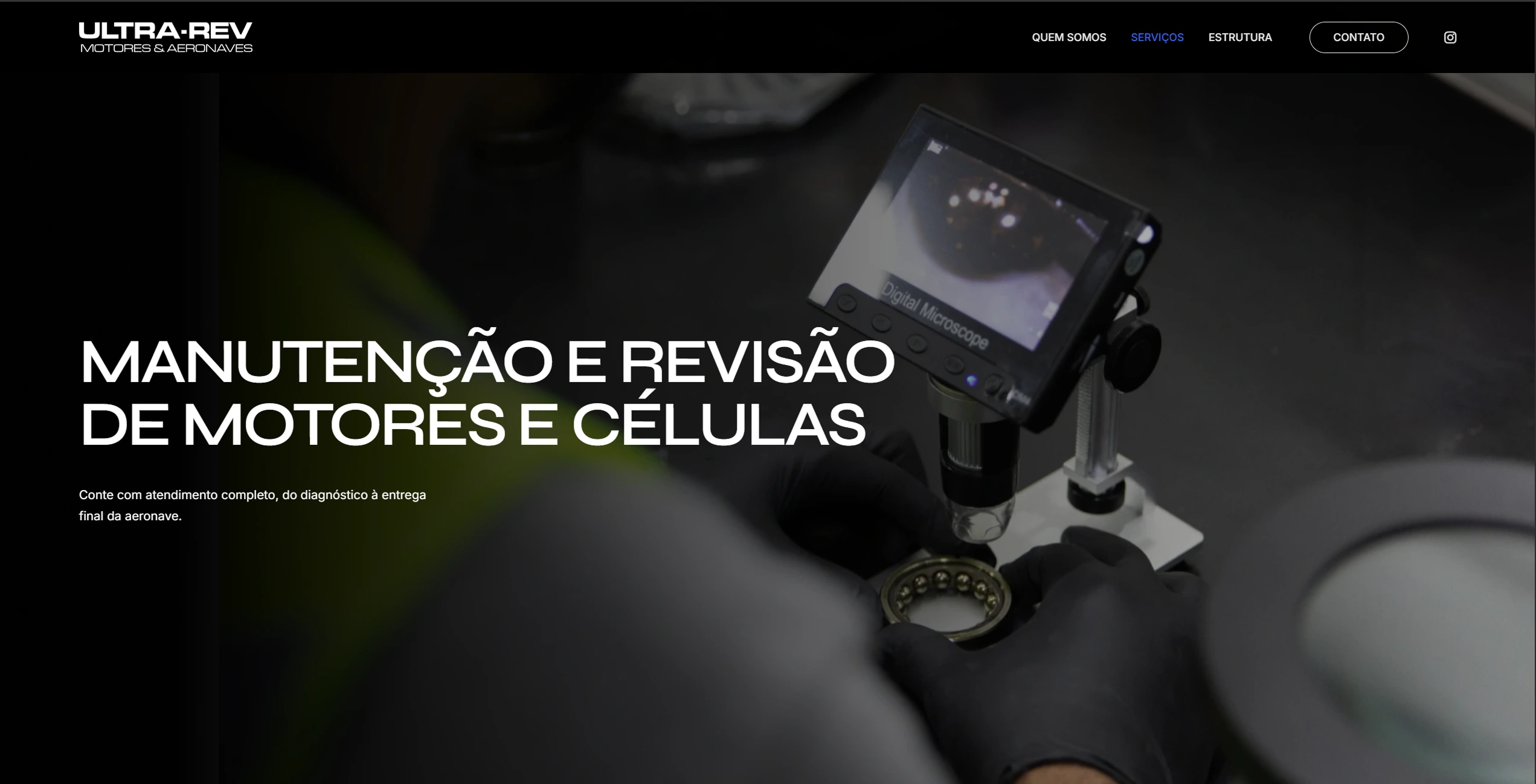 Ultrarev: Manutenção e revisão Página de serviços da Ultrarev com inspeção de componente em microscópio digital.